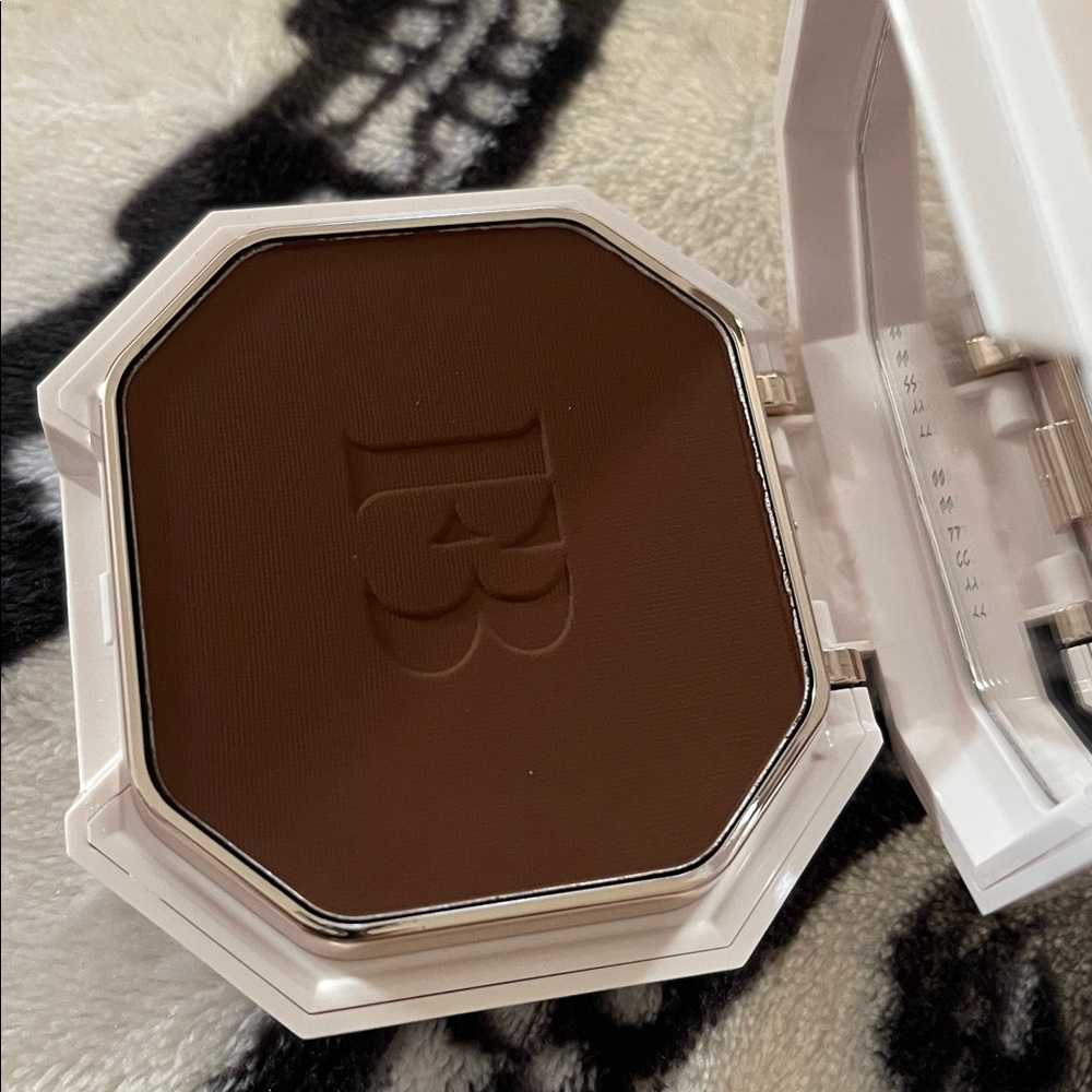 Fenty 490 Pro Filt’r Soft Matte Longwear Powder Foundation - Picture 6 of 6